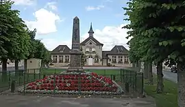 The town hall and war memorial in Prunay