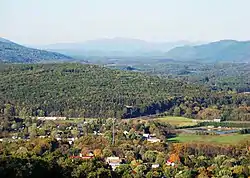 A view over New Castle to the mountains