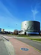 Cycle path in front of the palace