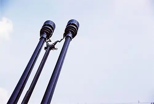 Device at the end of the barrel that programs the burst of the ammunition