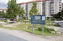 Site of Führerbunker and information board on Gertrud-Kolmar-Straße in August 2011