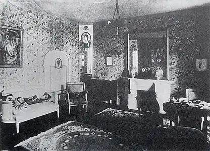 Le Salon Bourgeois, designed by André Mare inside La Maison Cubiste, in the decorative arts section of the Salon d'Automne, 1912, Paris. Metzinger's Femme à l'Éventail on the left wall.